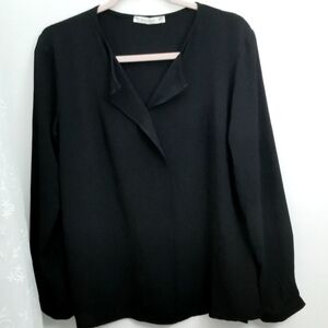 Long sleeves dress shirt. Ptp:20" L: 26".